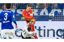 鎌田も目撃…シャルケGK、身も凍る「戦慄のカンフーキック」がこれ 画像