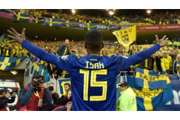 「バカには屈しない！」スウェーデン代表FW、人種差別でも試合放棄拒否 画像