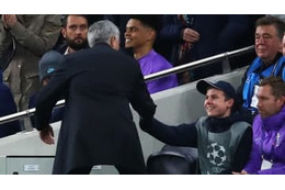 モウリーニョ、CLでやった！得点を演出した「ボールボーイへのハグ」がこれ 画像