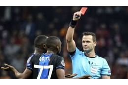 長友の前で発生！愚かすぎる「衝撃のダブル退場」がこれ 画像