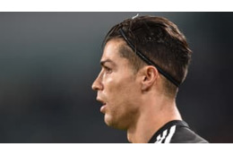 ロナウド、驚きのイメチェン！「まさかのヘアバンド姿」がこれ 画像