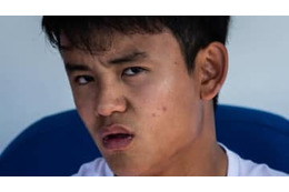 久保建英、レフェリーに詰め寄る！「怒りの猛抗議2連発」がこれ 画像