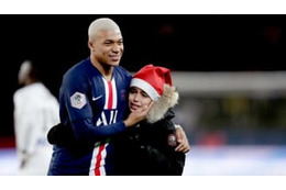 銀髪化したエムバペ、涙の乱入キッズを包んだ「優しさ」がこれだ 画像