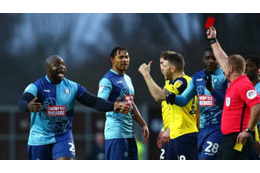 怪物アキンフェンワ、相手をドツいて退場！「怒りの報復シーン」がこれ 画像