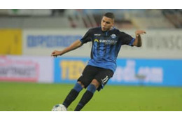 長谷部も為す術なし！軌道がおかしい「超絶ドライブシュート」がこれ 画像