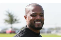 エヴラが「サンタで踊り狂い、海に飛び込む」話題の映像がこれ 画像