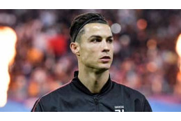 ロナウドの隣にいるサンタが「◯◯似」だと話題らしい 画像