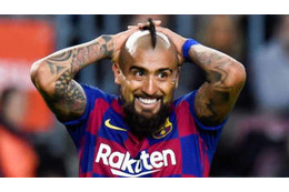 ビダル、所属するバルサに「ボーナス払え」と訴える 画像