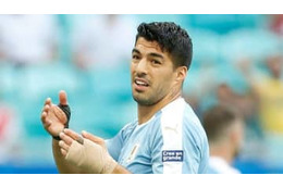 スアレスはGKでもすごい？フォルラン引退試合の「スーパーセーブ」がこれ 画像