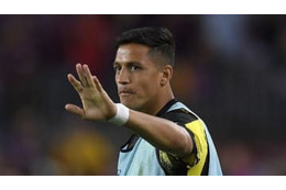 イブラに続き、サンチェス像もボッコボコに破壊される…なぜ 画像