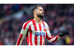 運転好きのジエゴ・コスタ、カートでプールに突っ込む 画像