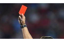 GKが開始25秒でまさかの一発退場！「蹴りつけシーン」がこれ 画像