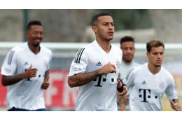 バイエルン選手も見とれる！天才ティアゴの「肩リフティング」がすごい 画像