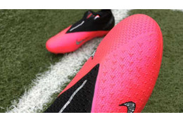 サッカーでも“ピンク”！NIKEの新スパイク『ファントムビジョン2』が登場 画像