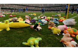 優しき世界、再び！ベティスの「ぬいぐるみシャワー」がこれ 画像