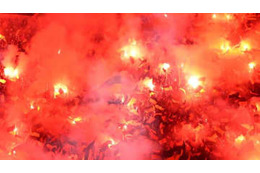 リヴァプールを迎え撃ったアトレティコサポがやべぇ！「ほぼ火事の壮観出迎え」がこれ 画像