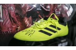 最高の男サラー、シリア出身の8歳に送った「片足だけのスパイク」がこれ 画像