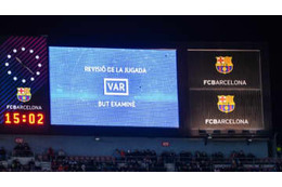 VARに問題発生…バルサ戦、キックオフが遅れる事態に 画像