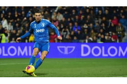 ロナウド、悔しがる！バーに嫌われた「曲げるフリーキック」がこれ 画像