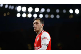 エジル、夏もアーセナル退団せず　代理人が「0円移籍」示唆 画像