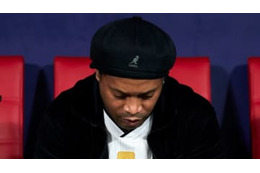 衝撃…逮捕のロナウジーニョ、「手錠隠して連行シーン」がこれ 画像