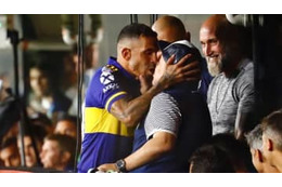 36歳テベス、59歳マラドーナと口と口でキス！「仰天キスシーン」がこれ 画像