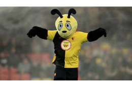 プレミアで大珍事！大型ビジョンで「マスコットの中の人」を映した映像がこれ 画像