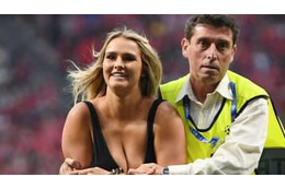 昨年CL決勝で乱入の超ハイレグ女性、「スカイダイビング失敗の瞬間」が話題に 画像