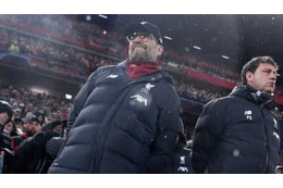 リヴァプールのクロップ監督、手を伸ばすサポに「○○バカ野郎」と叫ぶ 画像