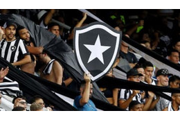 本田加入のボタフォゴ「試合中女性の尻を撮影していたファン」が撮影される 画像