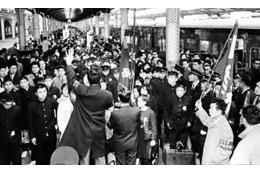 ＜あのころ＞「金の卵」が上野駅到着 画像