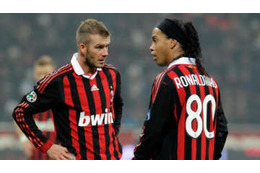 40歳ロナウジーニョ、ミラン時代にやった「ベッカムとの豪華アシスト共演」がこれ 画像