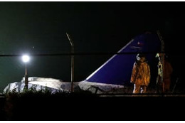 羽田行き小型機炎上、8人死亡 画像