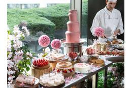 桜色バンズでプライムビーフをサンド。春らしい贅沢バーガーでお花見気分を 画像