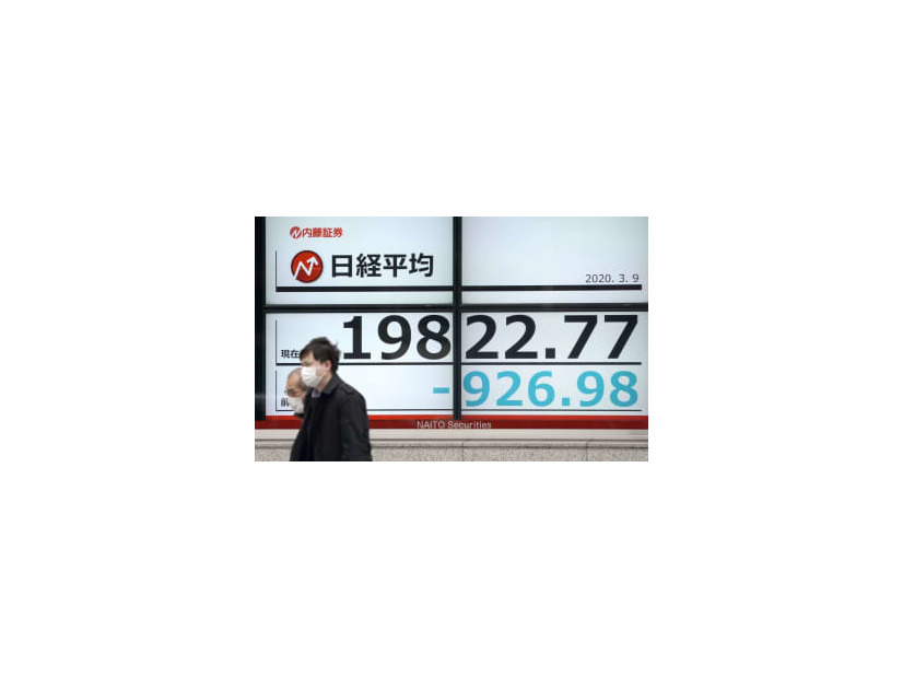 一時2万円を割り込んだ日経平均株価を示すボード＝9日午前、東京都中央区