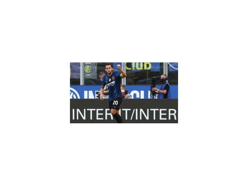 「なんて一撃だ」チャルハノール、インテル開幕戦の超ゴールに海外ザワつく