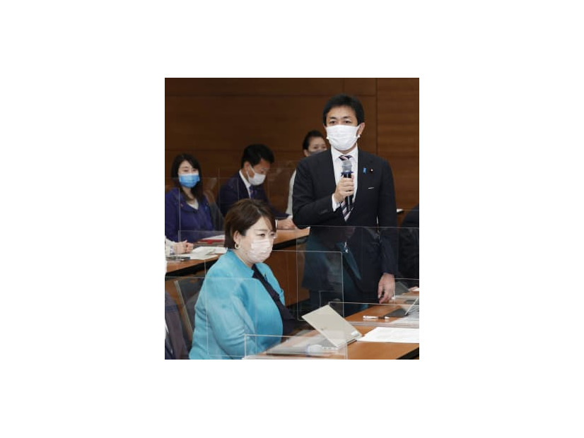 合同勉強会であいさつする国民民主党の玉木代表。左は地域政党「都民ファーストの会」の荒木千陽代表＝17日午前、東京都千代田区