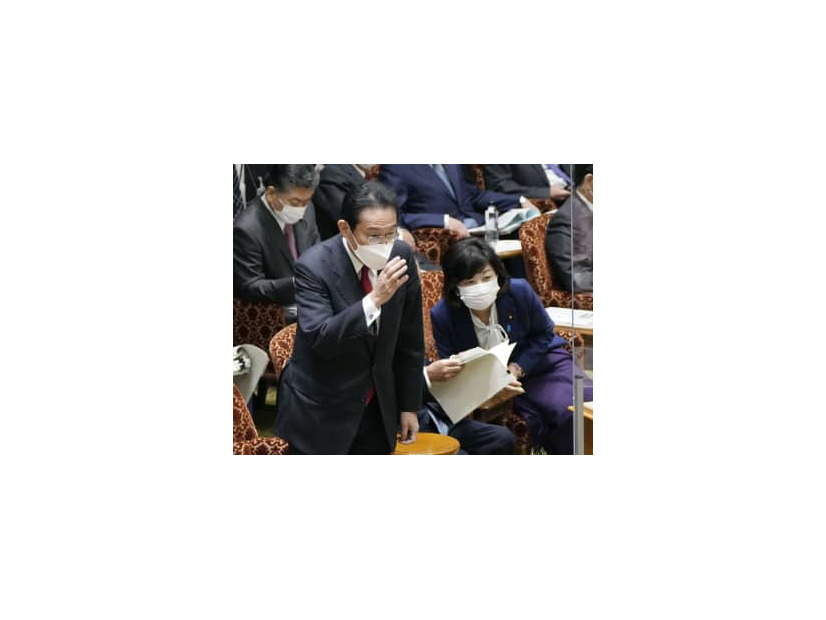 参院予算委の答弁に臨む岸田首相（左）＝17日午前