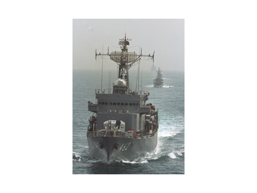 1991年5月、ペルシャ湾入りし、アラブ首長国連邦のドバイへ向かう海上自衛隊の掃海部隊（共同）