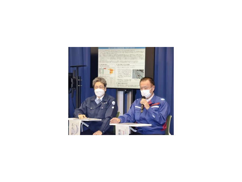 28日ごろにかけての大雪の恐れに関し、警戒を呼び掛ける気象庁（左）と国交省の担当者＝24日午後、気象庁