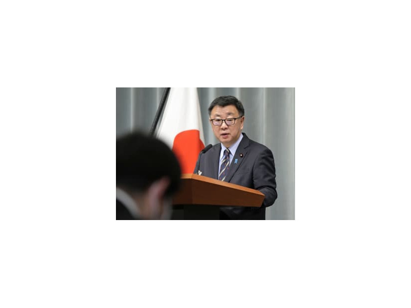 記者会見する松野官房長官＝18日午前、首相官邸