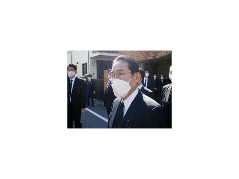 石原慎太郎元東京都知事の自宅を弔問し、記者団の取材に応じる岸田首相＝5日午前、東京都大田区