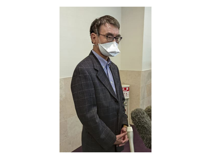 記者団の取材に応じる自民党の河野太郎広報本部長＝5日午後、新潟市