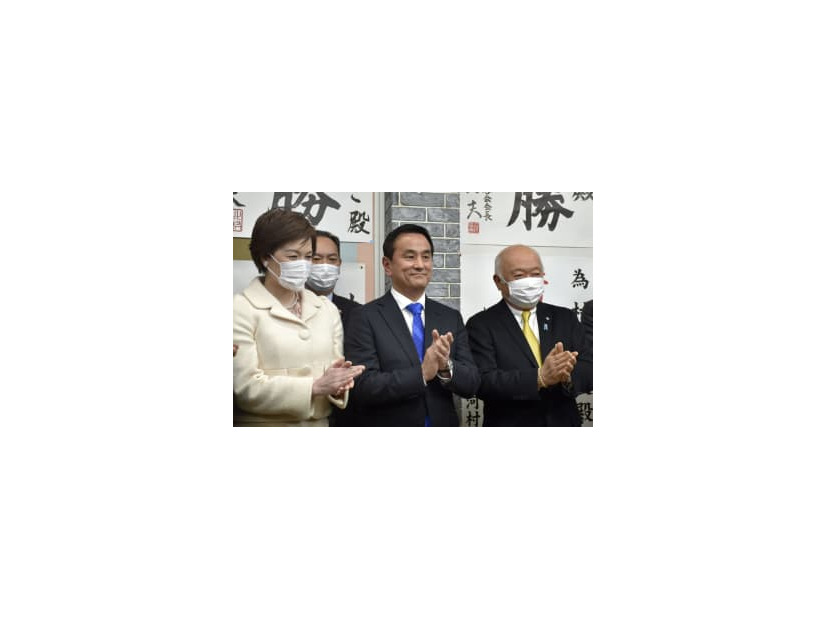山口県知事選で3選を確実にし、笑顔を見せる村岡嗣政氏（中央）＝6日夜、山口市