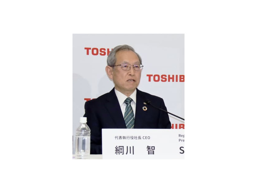 オンラインで記者会見する東芝の綱川智社長＝7日（同社提供）