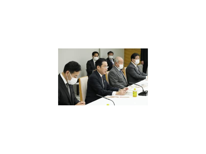経済財政諮問会議であいさつする岸田首相（左から2人目）＝3日午後、首相官邸