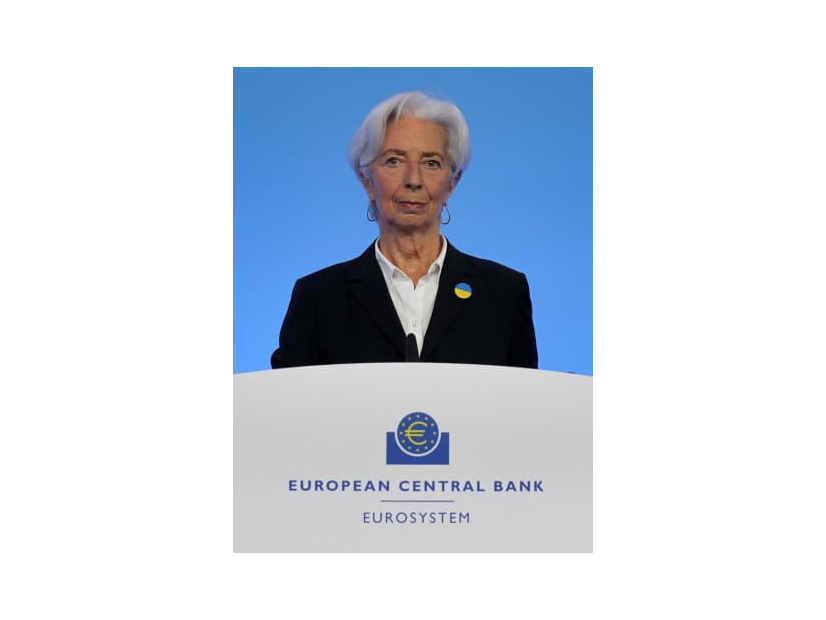 記者会見するECBのラガルド総裁＝10日、ドイツ・フランクフルト（ロイター＝共同）