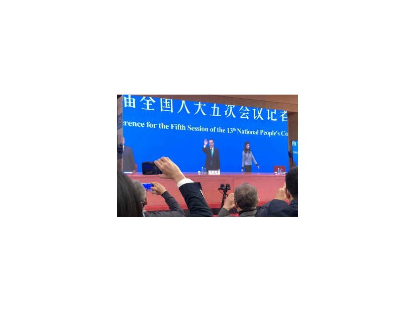 中国全人代の閉幕後、オンライン形式の記者会見に臨む李克強首相＝11日、北京（共同）