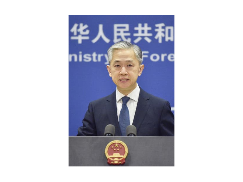 記者会見する中国外務省の汪文斌副報道局長＝21日、北京（共同）