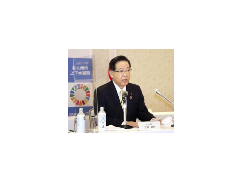 カンボジアでの水道事業参入について記者会見する北九州市の北橋健治市長＝23日午後、北九州市